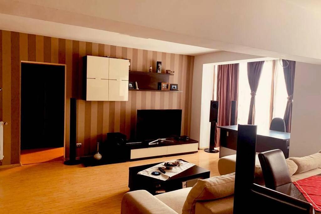 Cozy 2 Rooms Apartment Close To City Center Bucureşti Ngoại thất bức ảnh
